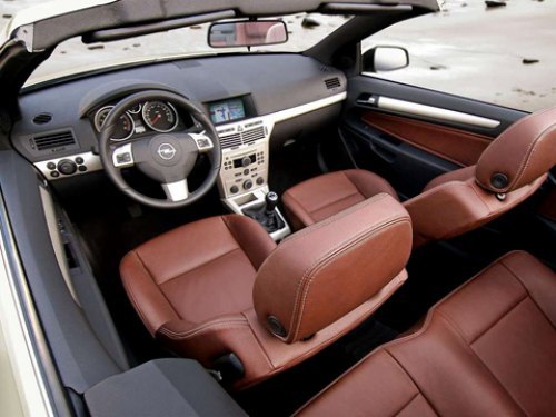 Интерьер — как у хэтчбэков и универсалов Astra.