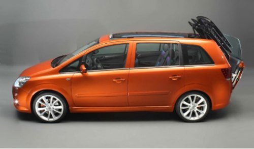 Несмотря на большой размер и специфическую систему трансформации, крыша убирается довольно быстро.