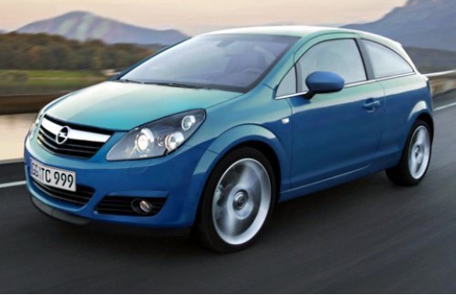 Какие огромные фары! Кажется, что если включить дальний свет, то Corsa испепелит все вокруг.