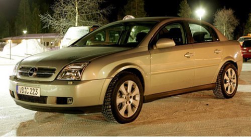 Нет-нет, это не дорестайлинговая Vectra, это автомобиль следующего поколения. Прямо конспирация.