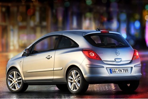 Сзади Corsa выглядит очень даже сексуально — спасибо рельефным «бедрам».