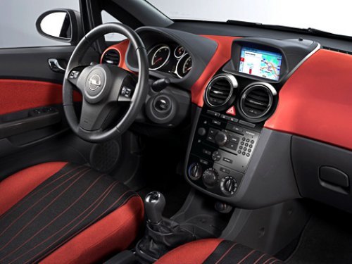 Интерьер выполнен из высококачественных материалов в фирменном стиле Opel.