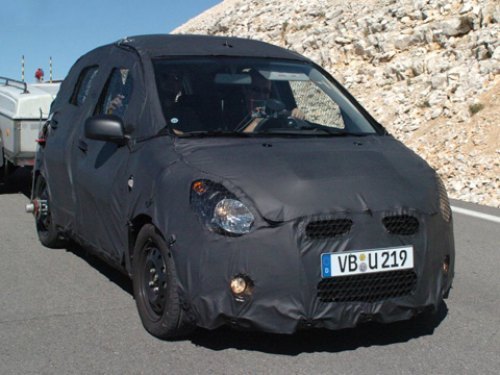 Новая Opel Agila так надежно скрыта под камуфляжем, что выяснить что-либо о ее внешности невозможно.