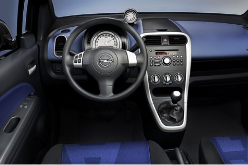 Интерьер можно выкрасить в два цвета. Opel, похоже, собирается сделать из Agila этакого…