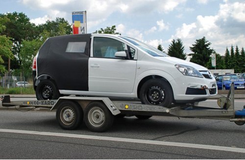 В данный момент Opel Meriva проходит тесты, скрываясь под обликом компактвэна Zafira. На фото,…