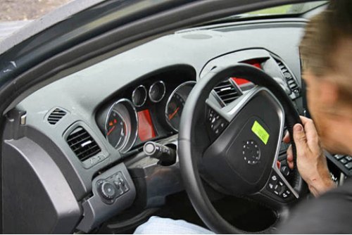 Внутри все почти готово. Осталось только подогнать панели и приклеить фирменную молнию на руль. Ах…