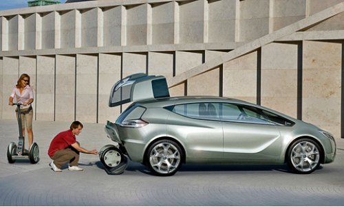 Забавно, что в комплектацию машины входит специальное место для пары самокатов Segway, причем…