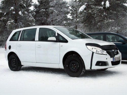 На вид — обычная Zafira. Но зоркий глаз шпионера уловил расширенные колёсные арки и камуфляж на…