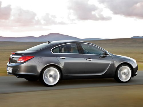 Нос от кормы отделяют ровно 4 метра 83 сантиметра.