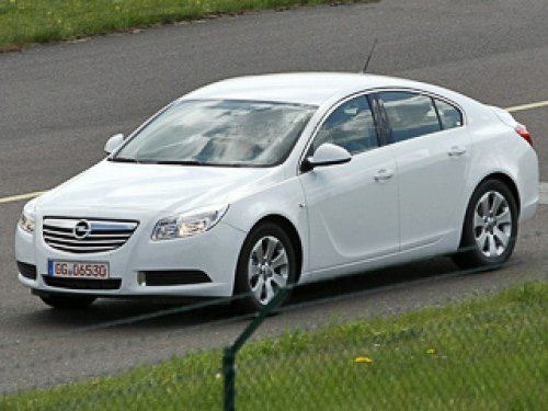 В белом цвете эта Insignia смотрится нарядно, но не более. Челюсть не отвисает, да и повышенного…