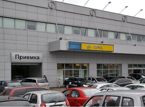 Большинство гостей автосалона — посетители планового ТО, которые, сдав машину, ходят по салону,…