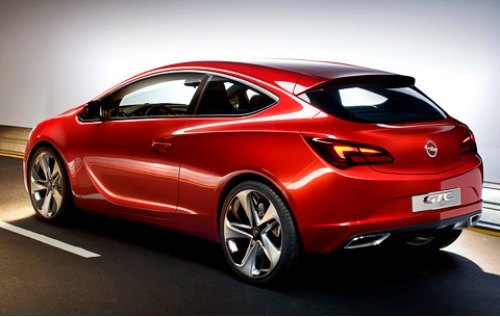 Задние светодиодные фонари словно расправленные крылья, трапециевидные хромированные патрубки…