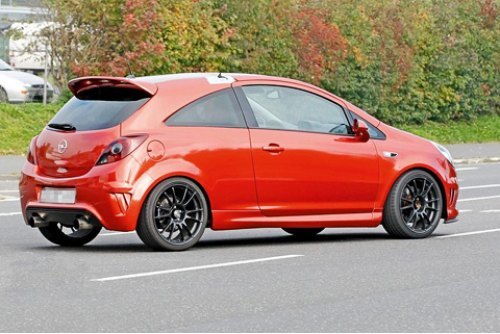 Сзади вместо привычного треугольника выхлопного патрубка — два отдельных ствола.