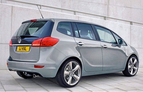 Задняя часть позаимствована у компактвэна Opel Meriva: та же черная накладка между фонарями,…