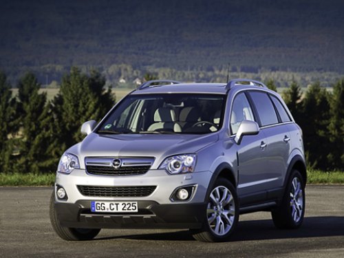 С новыми фальшрадиаторной решёткой и противотуманками кроссовер Opel Antara выглядит свежее.