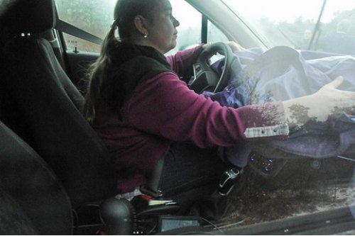 Как ни старалась сотрудница Опеля скрыть от назойливых папарацци интерьер новинки, тем все же…