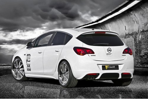 Комплект колес с шинами Pirelli P Zero размерностью 235/35 R20 спереди и 275/30 R20 сзади стоит…