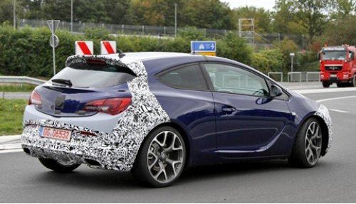 Два патрубка выхлопной системы, а также оригинальные 20-дюймовые колесные диски — прерогатива…