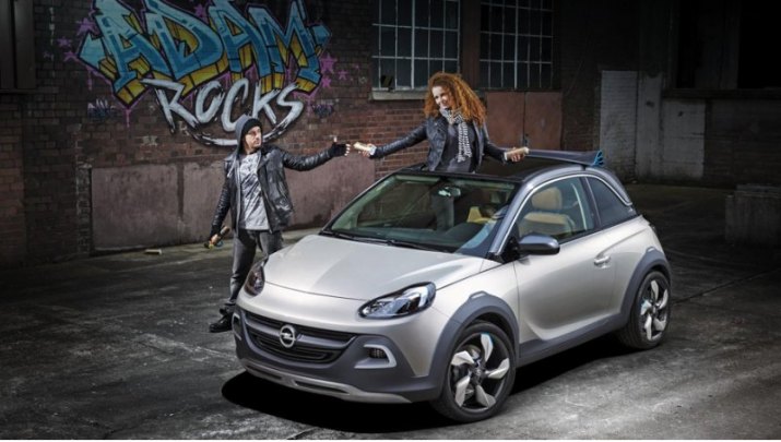 Серийная версия кабриолета получит тряпичный верх с электроприводом.