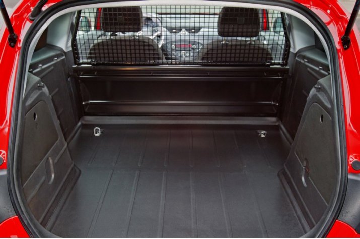 Заднего дивана, понятное дело, нет. Двухместный автомобиль получил ровную погрузочную площадку в…