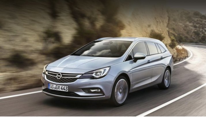 Благодаря интересной задней стойке машина стала стремительнее даже чисто визуально. Но и фактически…