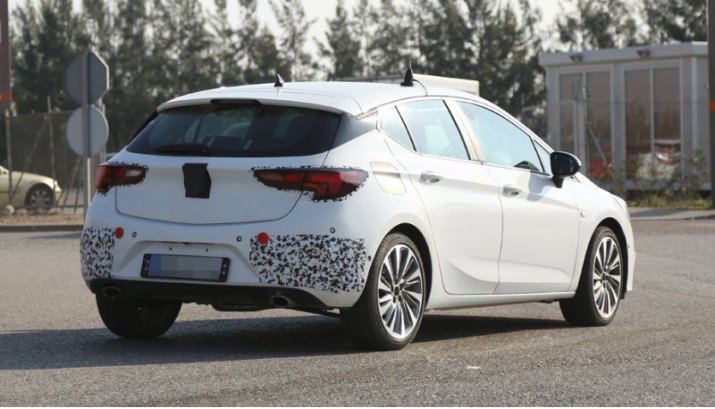 «Подогретый» вариант выдают и два выхлопных патрубка по краям бампера.