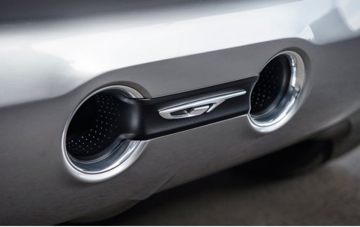 Первая фотография демонстрирует патрубки выхлопной системы шоу-кара, которые призваны навевать…