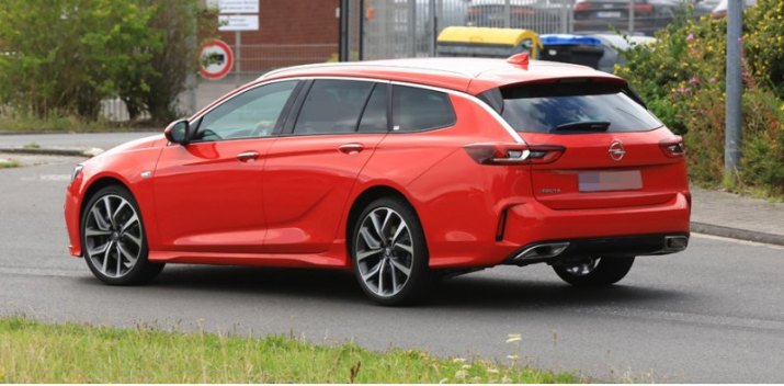 Бампер с черным диффузором и вертикальными катафотами в прорезях по краям — единственное отличие от…