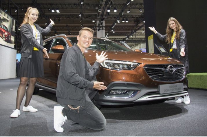 Инсигнию Country Tourer в сети немцы показали задолго до Франкфурта, а на выставке — премьера на…