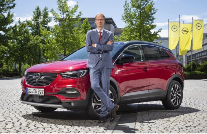 Глава Опеля Лошеллер на фоне Грандлэнда X. Эта модель создавалась, когда Opel еще принадлежал GM,…