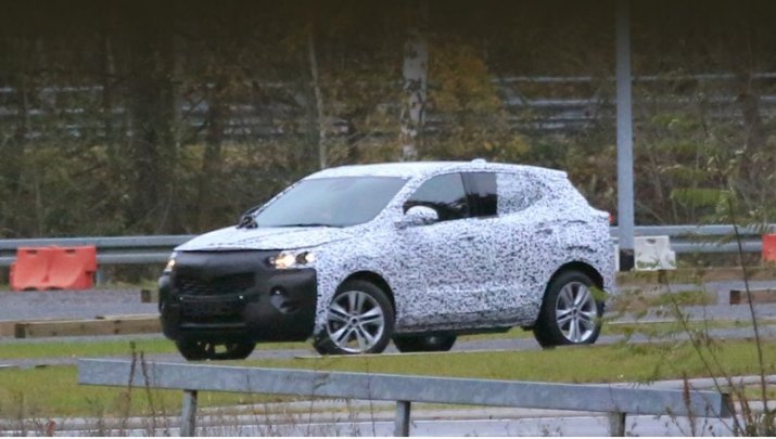 Стиль оформления передней части новой Мокки напоминает пару родственников: Crossland X и Grandland…