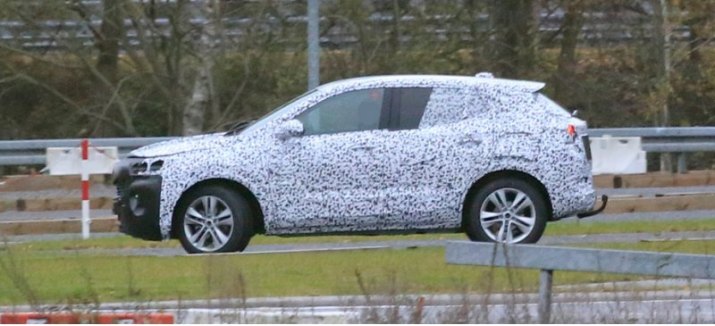 Мокка вытянулась, ее пропорции стали более элегантными, от «колобка» 2012 года — ни следа.