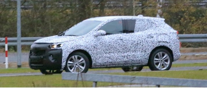 Пленка и накладки хорошо скрывают рельеф боковин, но резко поднимающуюся в районе задней стойки…