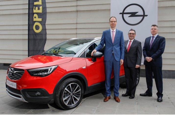 Слева направо: Михаэль Лошеллер, директор предприятия в Сарагосе Антонио Кобо, маркетолог Джонатан…