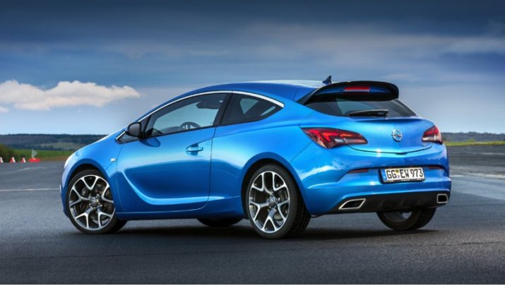 Ныне гордые буквы OPC приходится нести двухлитровой 280-сильной трёхдверке Astra прошлого поколения…