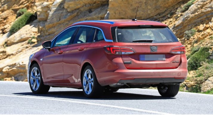 Фонари на данном образце пока прежние, но к премьере поменяются и они. Справа на пятой двери виден…