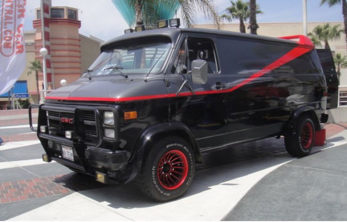 Вдохновивший на проект вэн GMC выглядел так: черная с серым окраска, яркая красная полоса и такого…