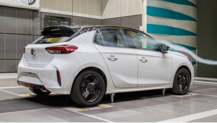 Днище Корсы от моторного отсека до задней оси закрыто плоскими панелями. Спойлер над багажной…