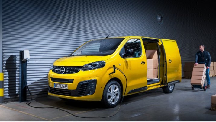 По умолчанию Opel Vivaro-e комплектуется однофазным зарядным устройством на 7,4 кВт, а опционально…