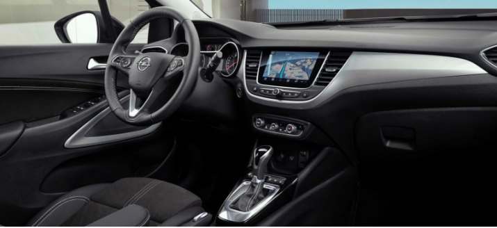 По умолчанию салон обит тканями Peanut и Marvel Black. У топ-версии (на фото) «анатомические»…