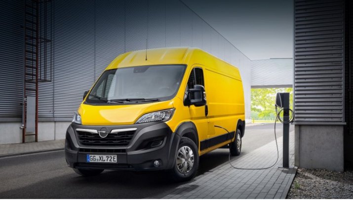 Movano и Movano-e отличаются от собратьев только символикой Опеля. Предусмотрено четыре варианта по…