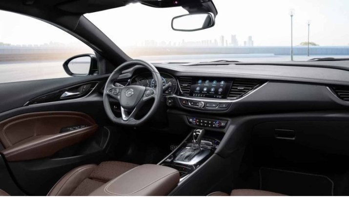 Интерьер Opel Insignia после рестайлинга 2020 года