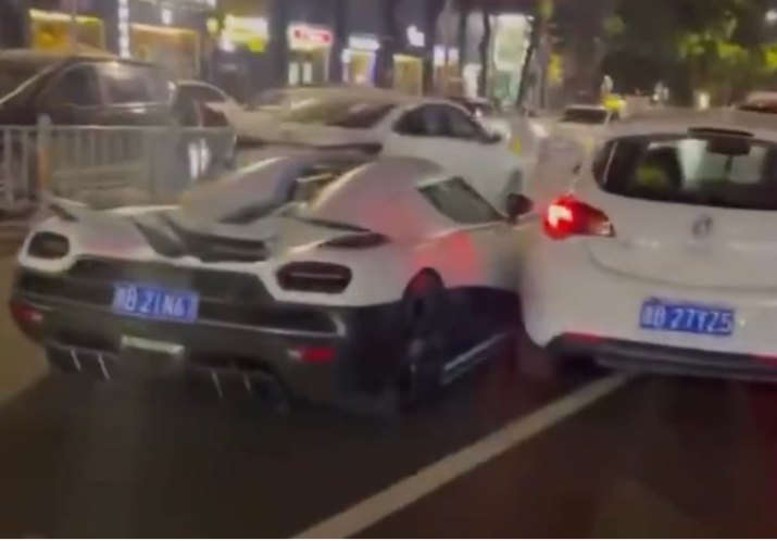 Снимки демонстрируют небольшую аварию, которая не принесла видимых повреждений обеим машинам.…