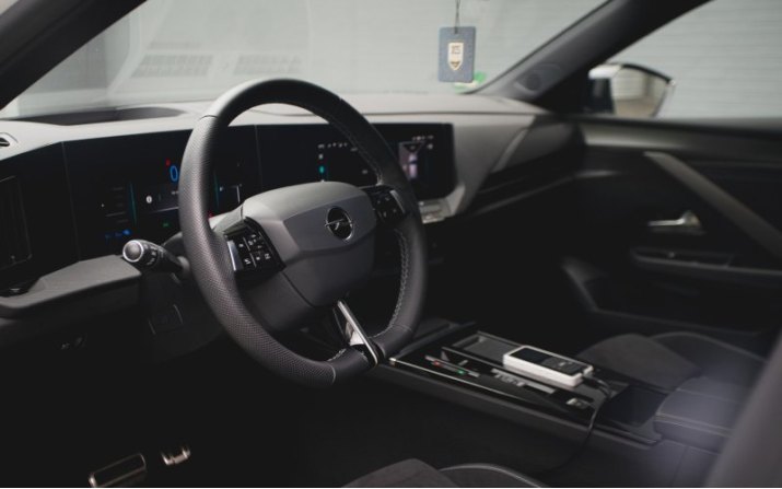 Подключаемый гибридный силовой агрегат Astra остался без изменений. Он состоит из 1,6-литрового…