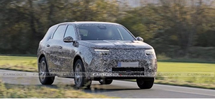 Opel Grandland 2025 сильно напоминает Peugeot E-3008 на шпионских фотоснимках