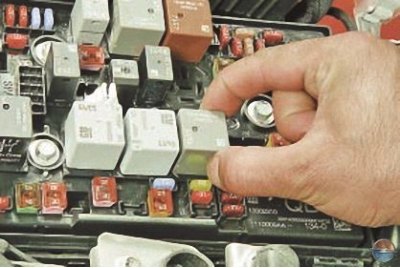 Где находится реле опель астра h Положај осигурача и уложака осигурача и њихова замена (Opel Астра Ј 2009-2015, б