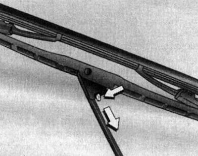 12.7. Removing the wiper blade from the windshield arm