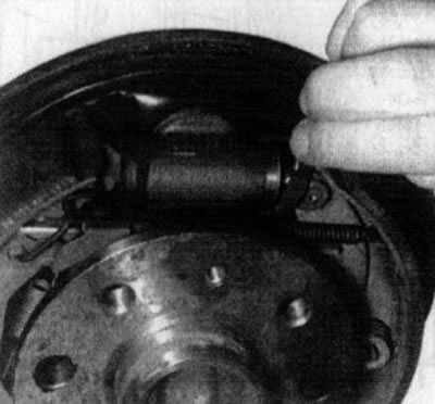 14.19. Checking brake cylinders for brake fluid leaks
