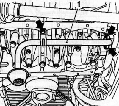 13.6. The arrows indicate the oil intake mounting bolts (using the Z18XE engine as an example)