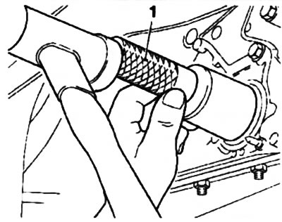 13.21a. Device KM-656 (1) for installing the crankshaft oil seal